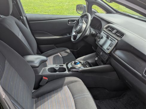 Used 2019 Nissan Leaf SV w/ SV Technology Package FWD image 9