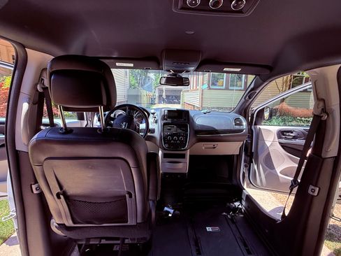 Used 2019 Dodge Grand Caravan SXT FWD image 9