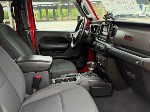 Used 2021 Jeep Gladiator Sport AWD/4WD image 9