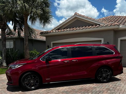Used 2021 Toyota Sienna XSE FWD image 1