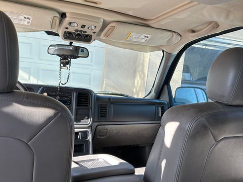 Used 2004 Chevrolet Suburban LS RWD image 15