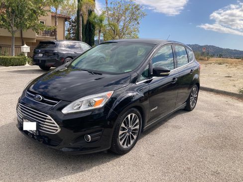 Used 2017 Ford C-MAX Titanium w/ Equipment Group 301A FWD image 4