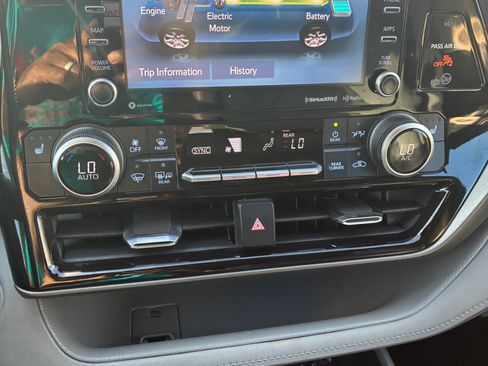 Used 2020 Toyota Highlander XLE FWD image 19