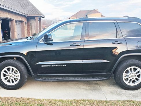 Used 2020 Jeep Grand Cherokee Laredo image 2