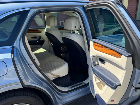 Used 2019 Bentley Bentayga image 9