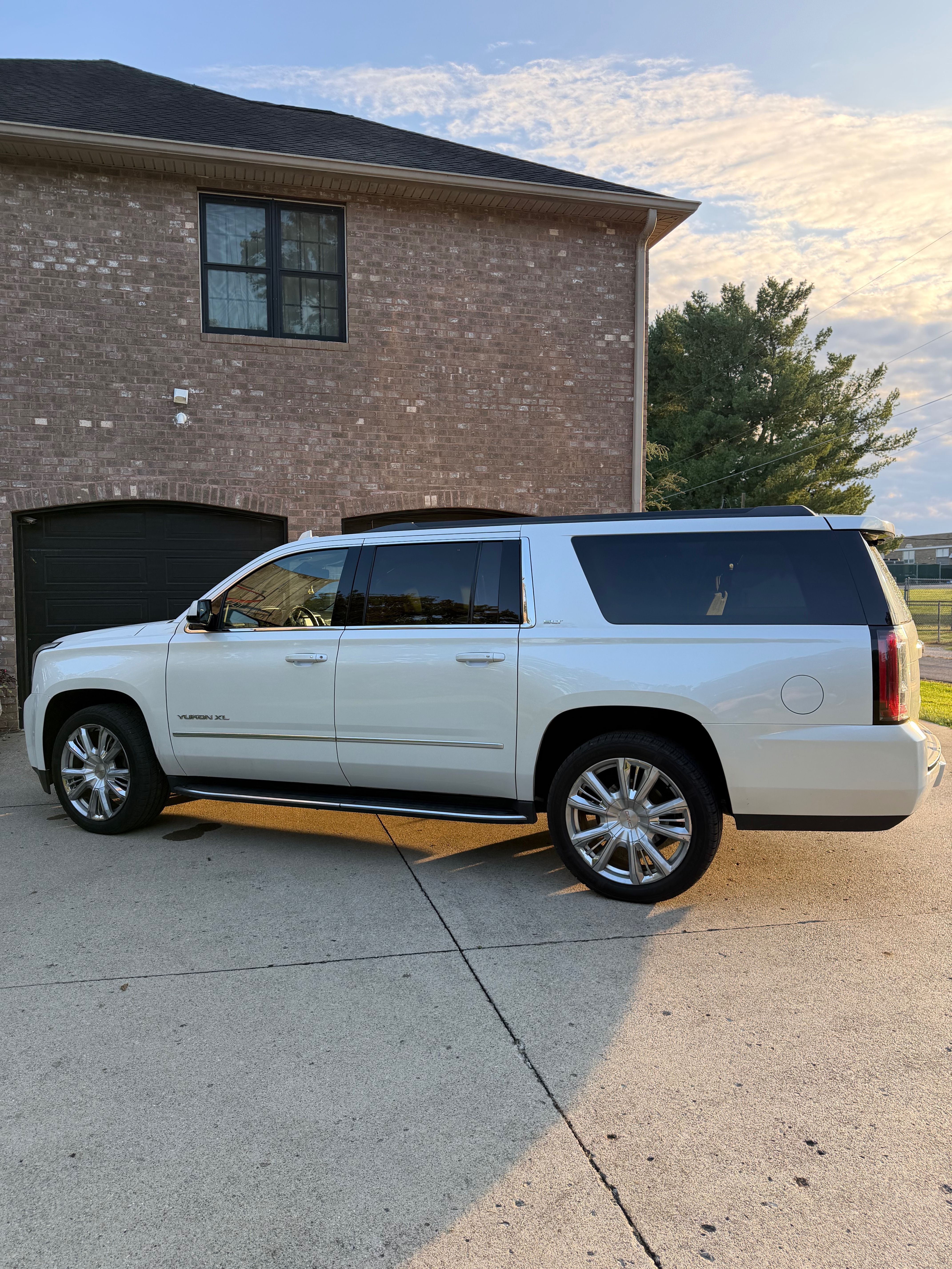 Used 2017 GMC Yukon XL SLT w/ Premium Edition AWD/4WD image 1