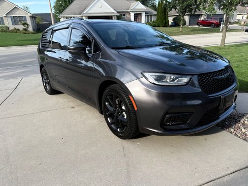 Used 2022 Chrysler Pacifica Touring-L w/ S Appearance Package FWD image 1