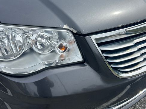 Used 2016 Chrysler Town & Country Touring-L image 6