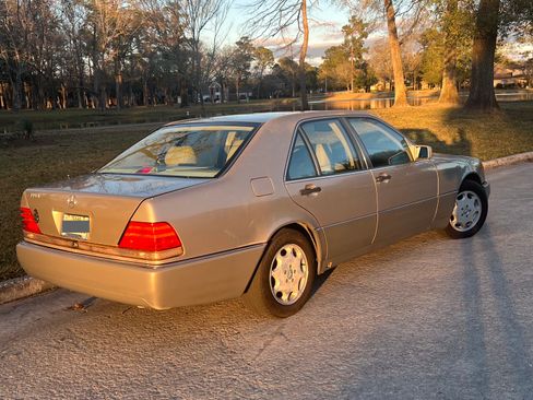 Used 1993 Mercedes-Benz 300 SE image 4
