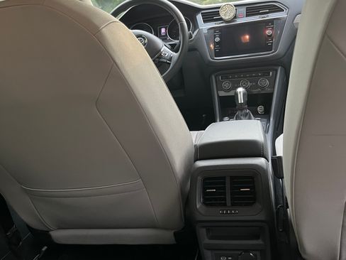 Used 2021 Volkswagen Tiguan SE FWD image 8