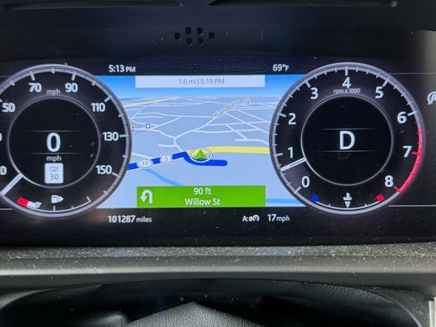 Used 2018 Land Rover Discovery HSE image 2