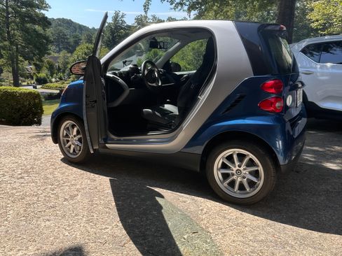 Used 2010 smart fortwo passion RWD image 2