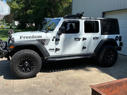 Used 2021 Jeep Wrangler Unlimited Sport w/ Technology Group AWD/4WD image 6