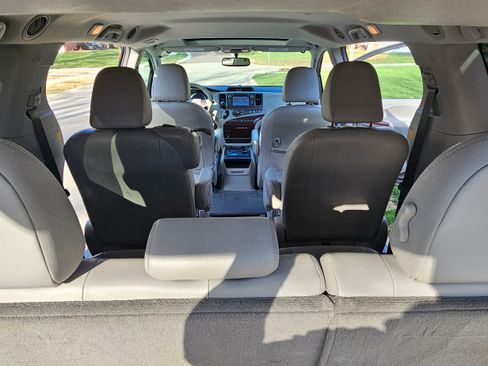 Used 2012 Toyota Sienna XLE image 20