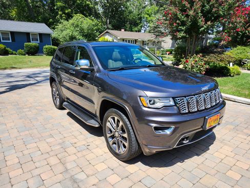 Used 2017 Jeep Grand Cherokee Overland AWD/4WD image 6