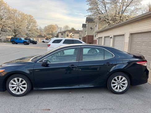 Used 2018 Toyota Camry LE image 2