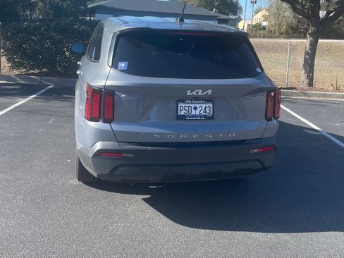 Used 2022 Kia Sorento LX FWD image 5