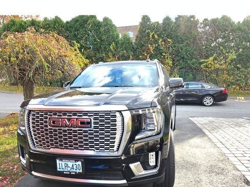 Used 2023 GMC Yukon XL Denali image 1