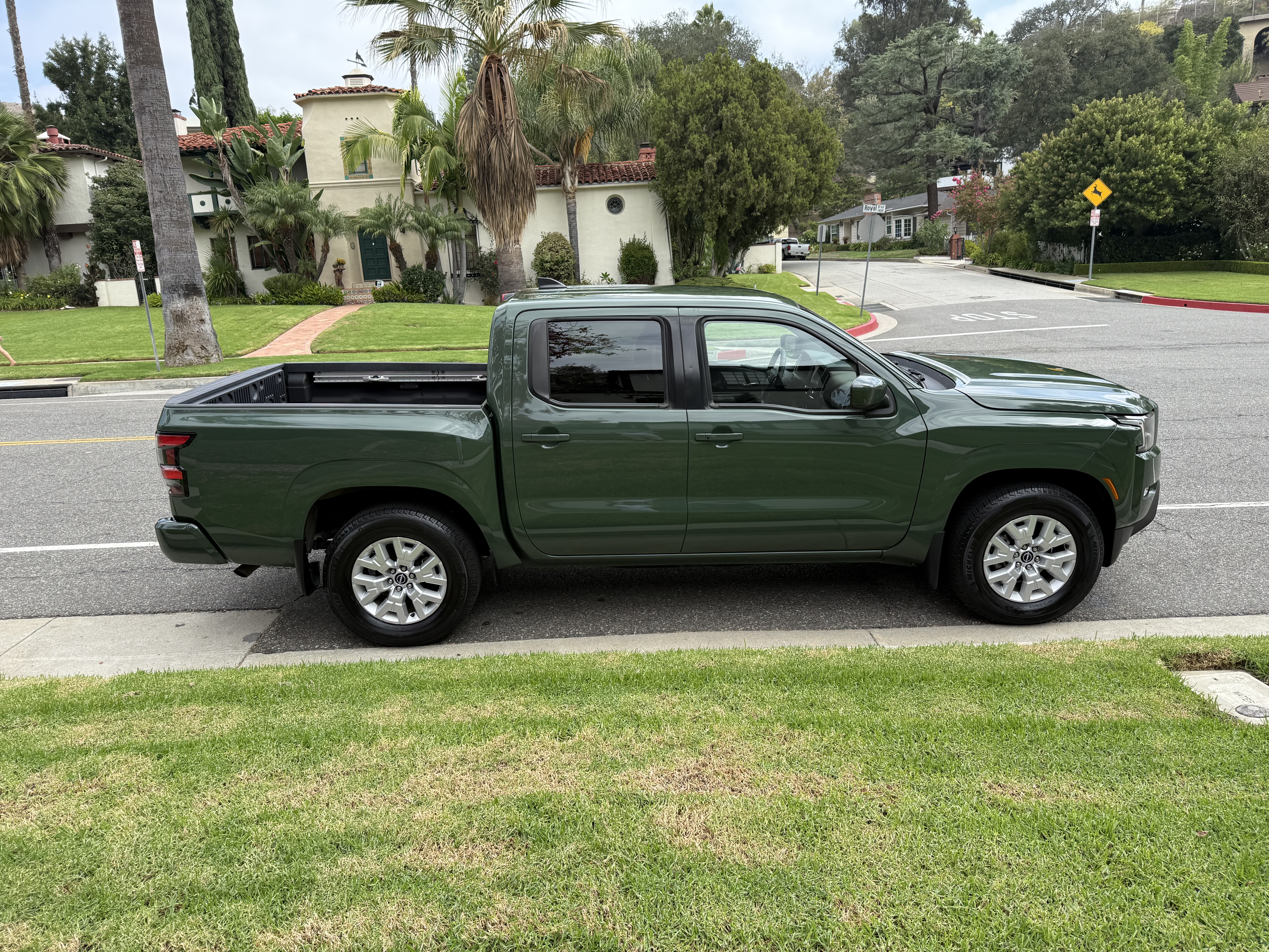 Used 2022 Nissan Frontier SV RWD image 2