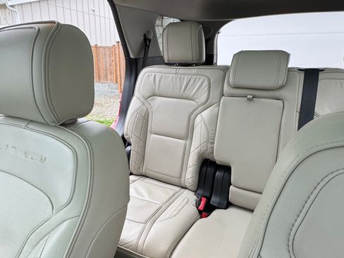 Used 2016 Ford Explorer Platinum image 31