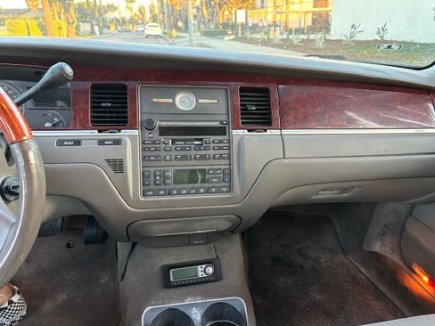 Used 2004 Lincoln Town Car Ultimate image 11