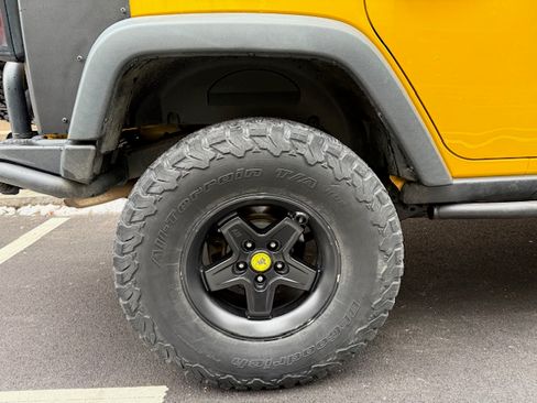 Used 2015 Jeep Wrangler Unlimited Rubicon w/ Connectivity Group image 9