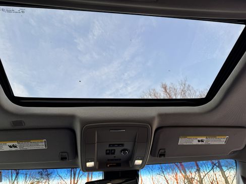 Used 2017 Chevrolet Suburban LT image 18