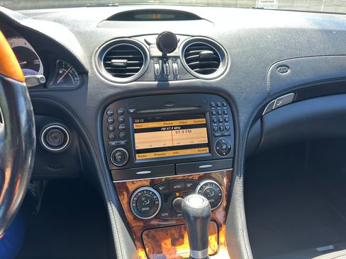 Used 2011 Mercedes-Benz SL 550 image 6