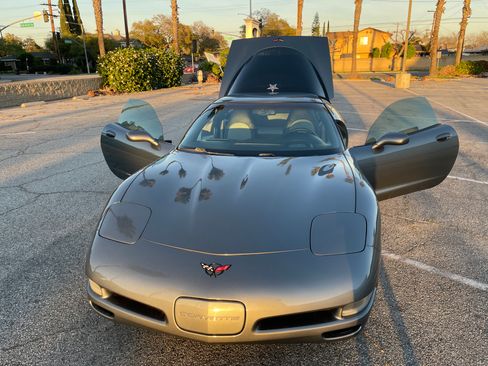Used 2004 Chevrolet Corvette Coupe 2D w/ Preferred Equipment Group image 10
