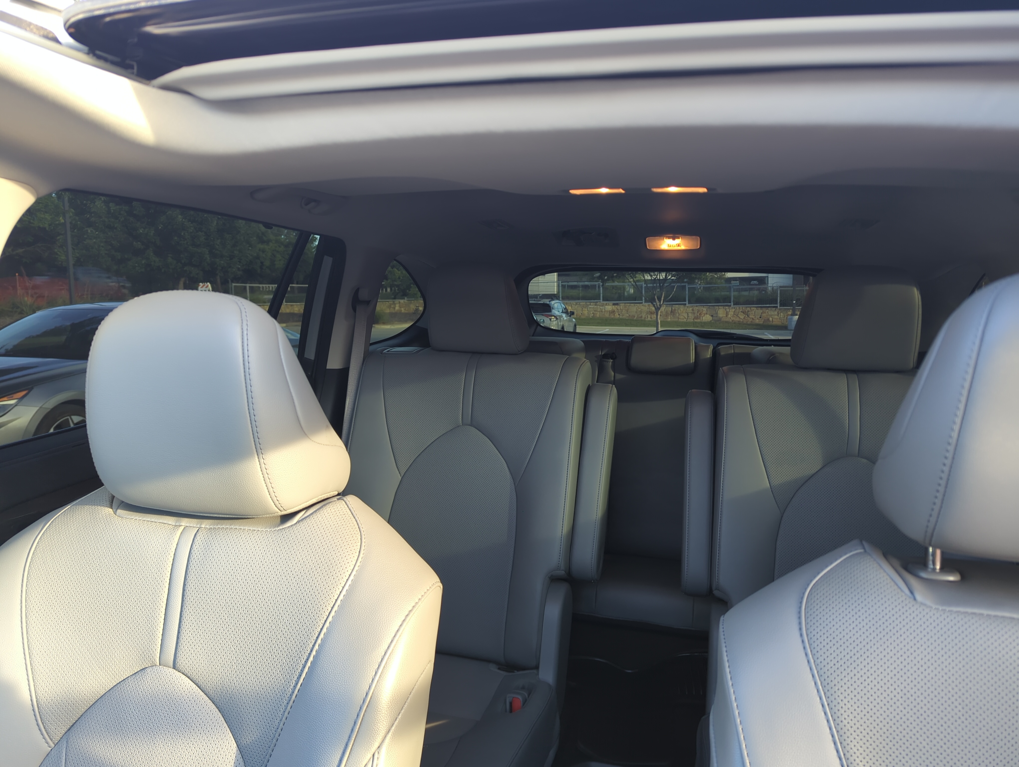 Used 2023 Toyota Highlander Limited FWD image 7