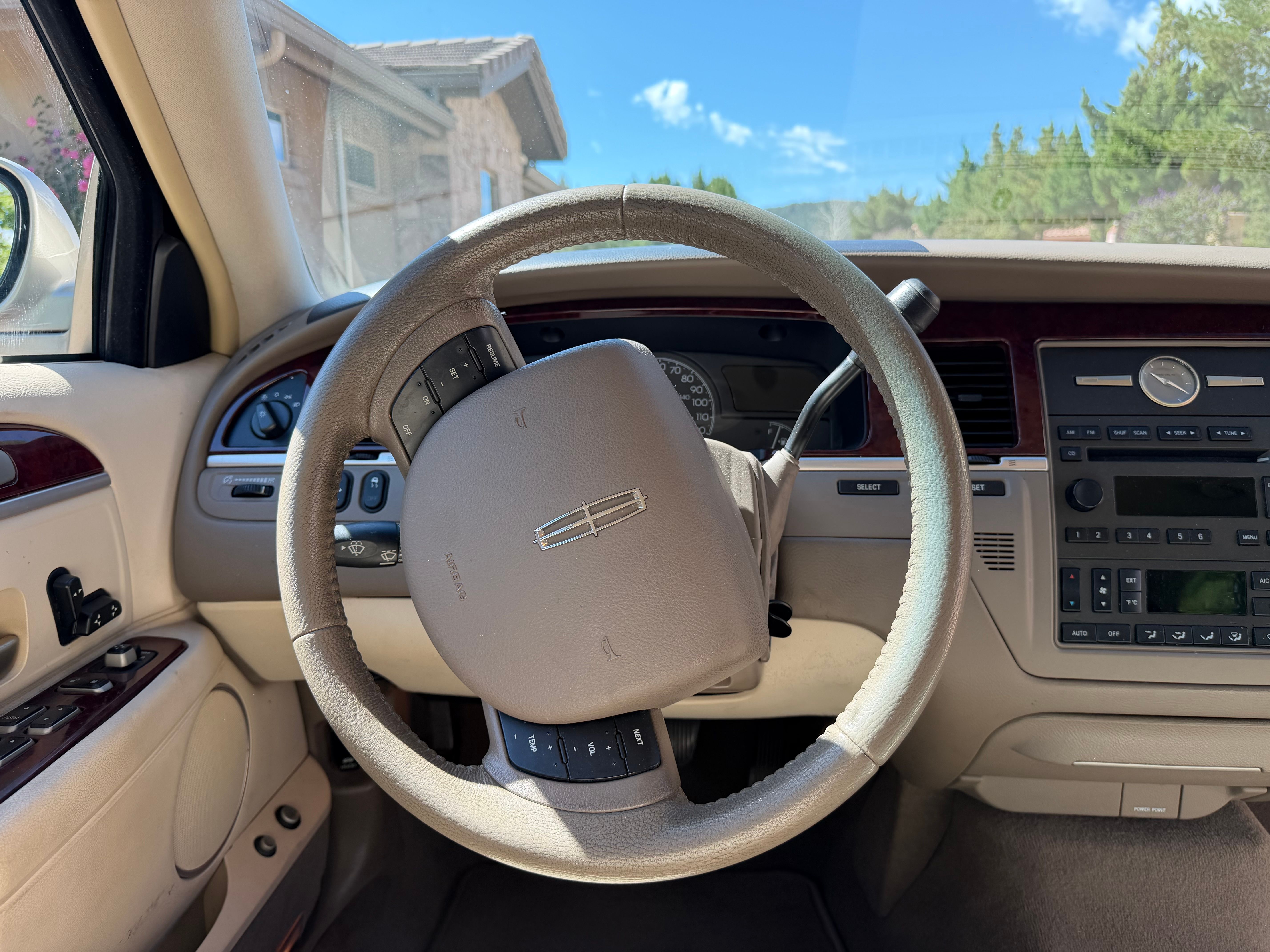 Used 2005 Lincoln Town Car Signature RWD image 11