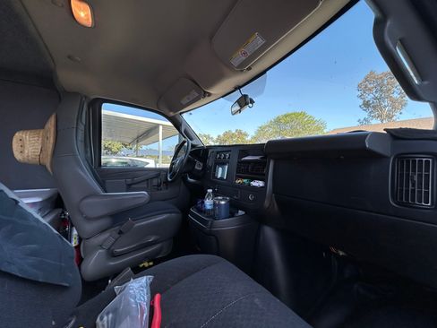 Used 2018 Chevrolet Express 2500 w/ Driver Convenience Package RWD image 6