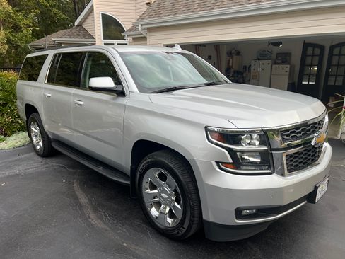 Used 2020 Chevrolet Suburban LT image 2