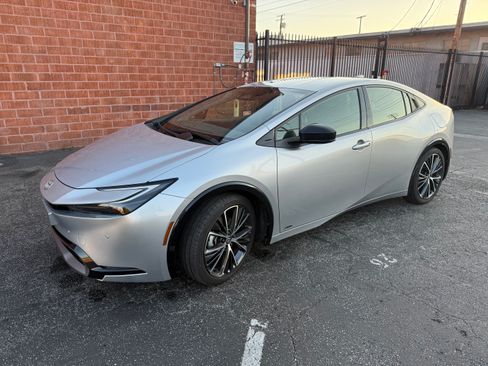 Used 2023 Toyota Prius XLE image 4