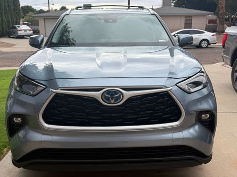Used 2024 Toyota Highlander XLE AWD/4WD image 2