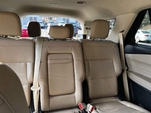 Used 2020 Ford Explorer XLT w/ Equipment Group 202A image 10