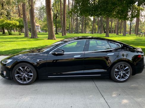 Used 2020 Tesla Model S Long Range Plus image 6