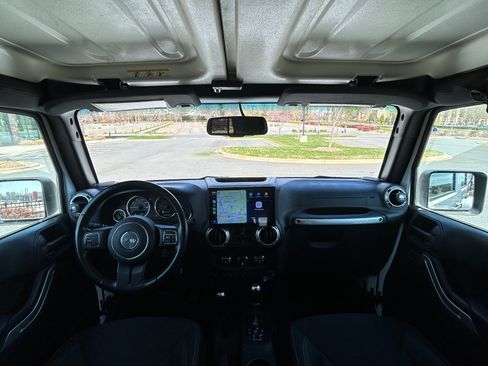 Used 2018 Jeep Wrangler Unlimited Sahara image 9