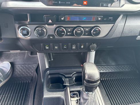 Used 2017 Toyota Tacoma TRD Sport image 16