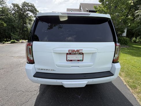 Used 2017 GMC Yukon XL SLT w/ Open Road Package AWD/4WD image 8