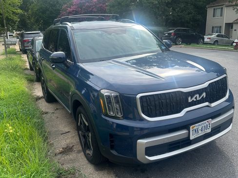 Used 2024 Kia Telluride EX w/ EX Captain's Chair Package FWD image 4