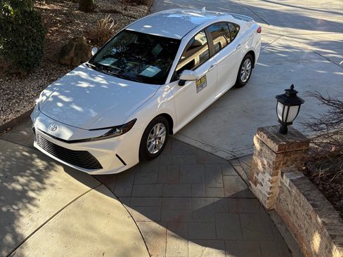 Used 2025 Toyota Camry LE image 1