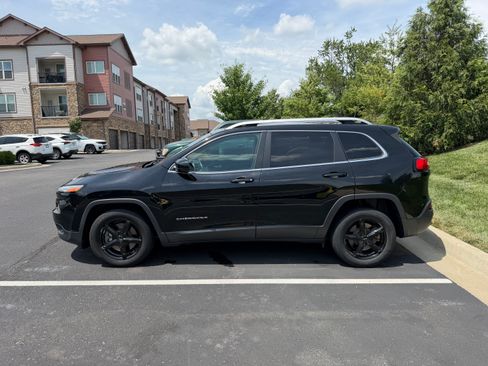 Used 2018 Jeep Cherokee Latitude Plus w/ Cold Weather Group FWD image 1