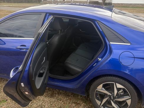 Used 2023 Hyundai Elantra Limited image 8