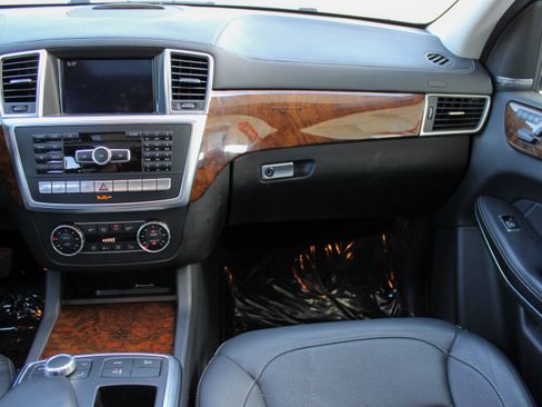 Used 2015 Mercedes-Benz GL 550 4MATIC image 12