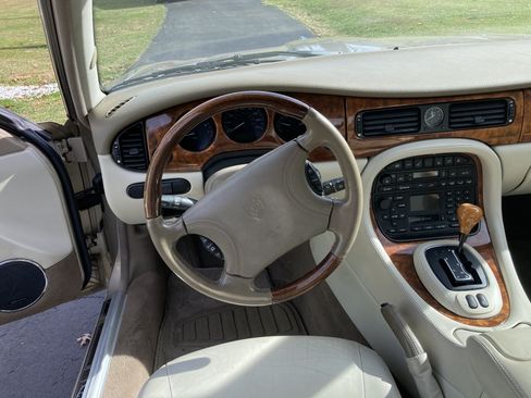 Used 2000 Jaguar XJ8 L image 2
