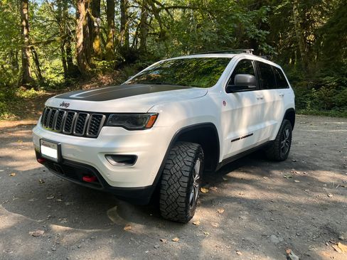 Used 2017 Jeep Grand Cherokee Trailhawk w/ Trailhawk Luxury Group AWD/4WD image 2