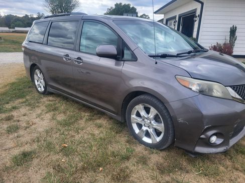 Used 2011 Toyota Sienna SE image 4