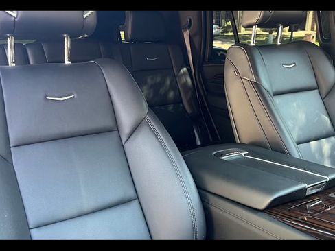 Used 2023 Cadillac Escalade Luxury image 11