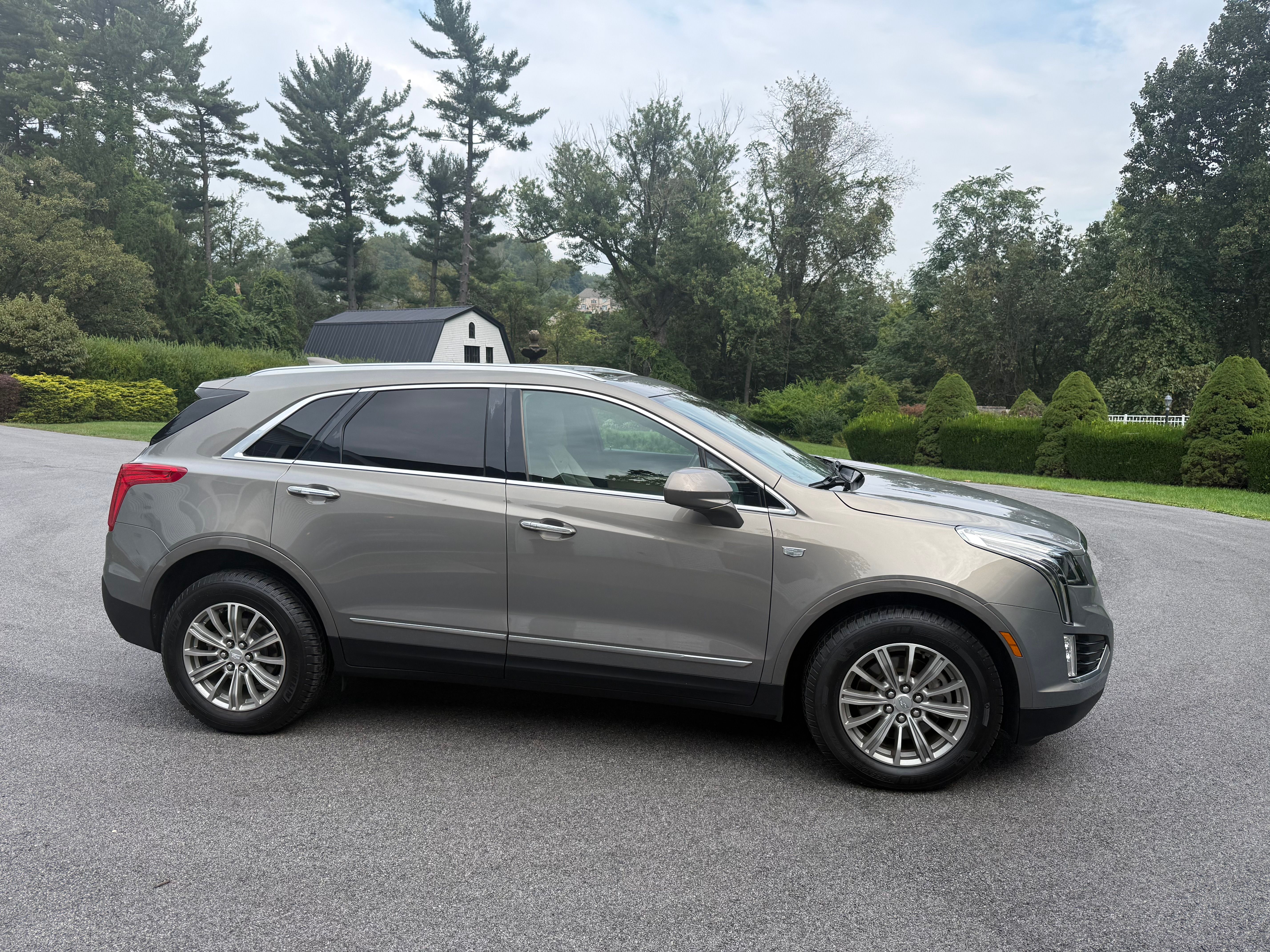 Used 2017 Cadillac XT5 Luxury w/ Driver Awareness Package AWD/4WD image 1